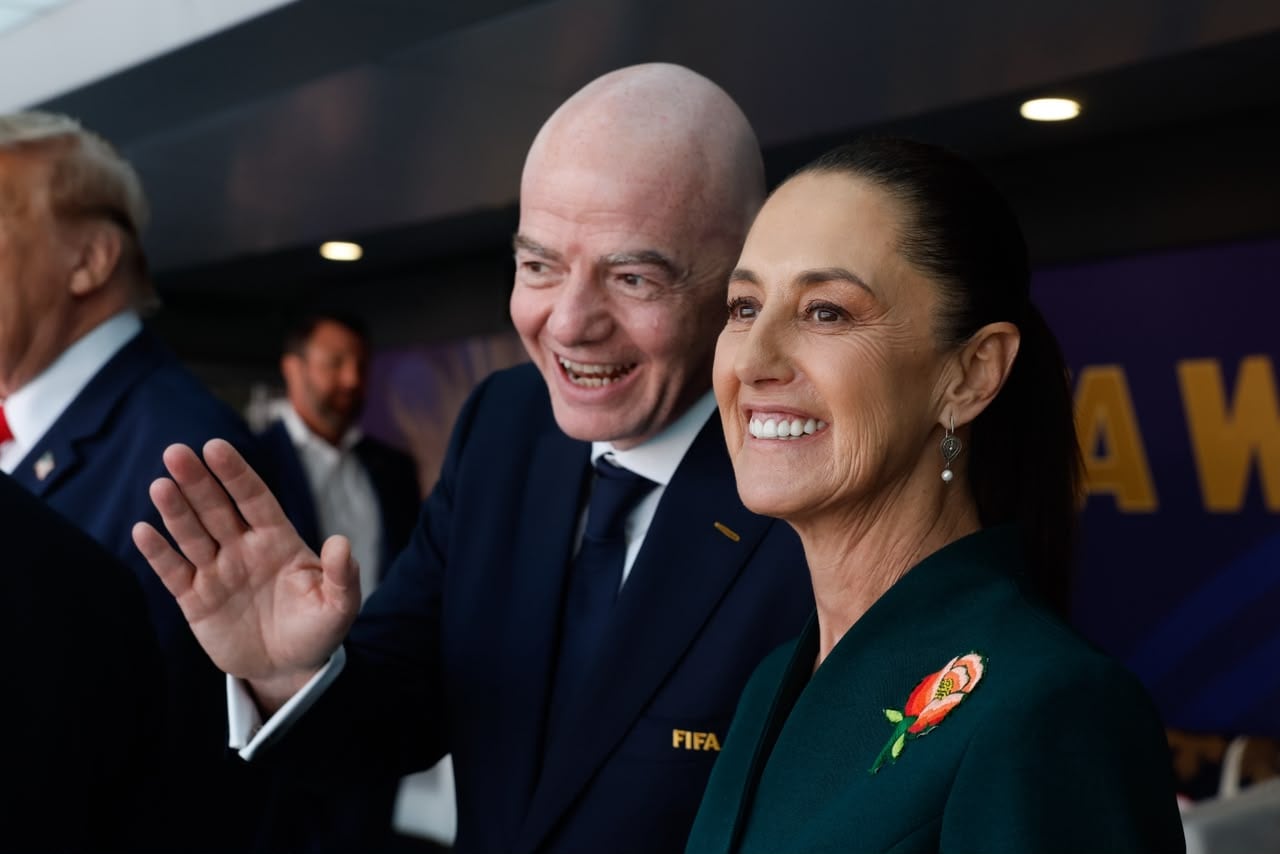 Claudia Sheinbaum junto al presidente de la FIFA en la final del Mundial 2026 (Presidencia)