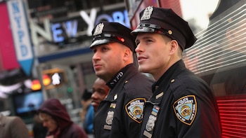 Los cuerpos de emergencia consideran que la falta de respeto al personal de seguridad agrava los riesgos y exigen mayor protección legal