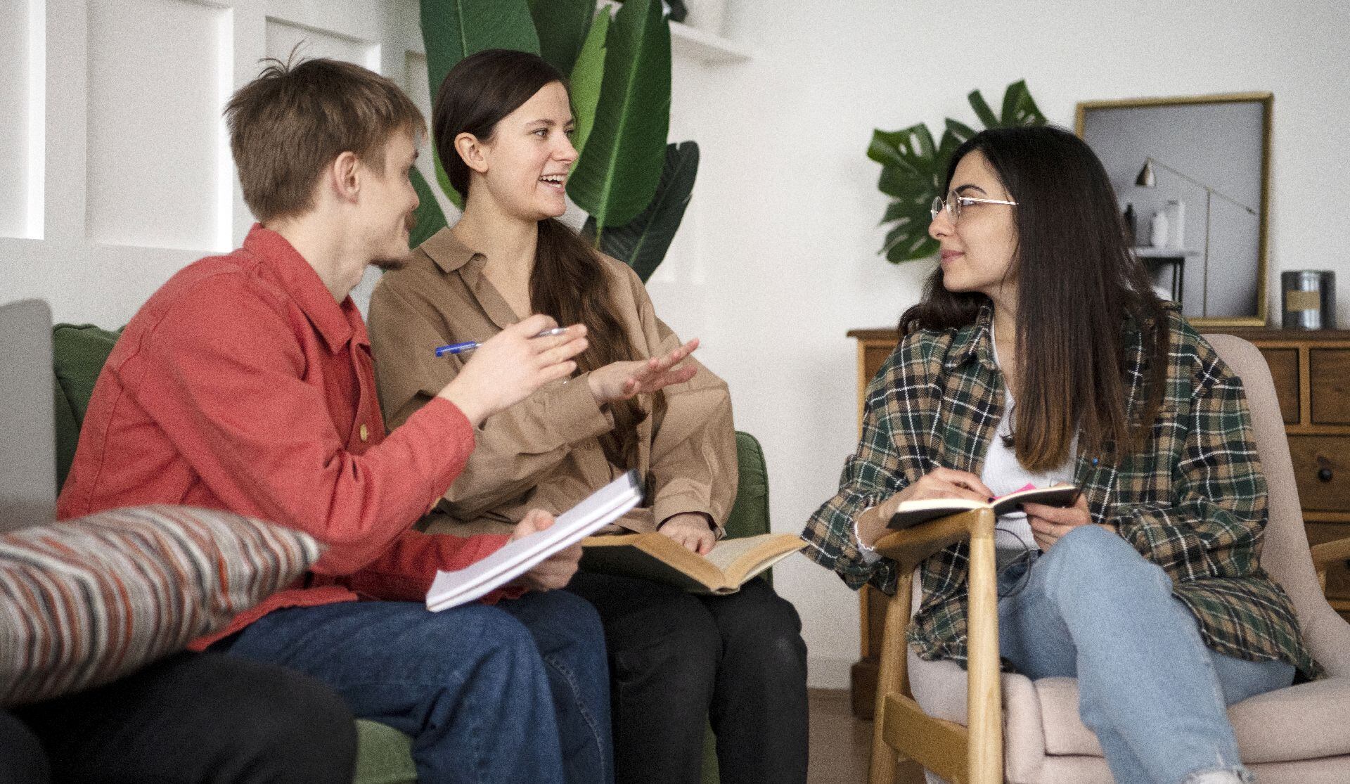 Unos jóvenes conversando. (Freepik)