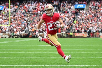 Christian McCaffrey, versátil en NFL, destaca dentro y fuera del campo de juego (Usa Today Sports vía Reuters)
