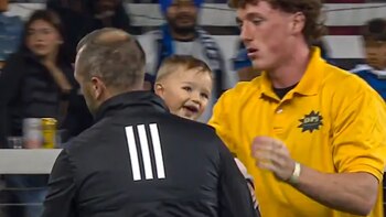Un bebé sorprendió a todos en un partido: entró a la cancha, interrumpió el juego y fue devuelto a su familia en la cancha
