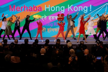 Artistas bailan durante la campaña "Hello Hong Kong" para promover el turismo de la ciudad en Hong Kong, China 2 de febrero de 2023. REUTERS/Tyrone Siu