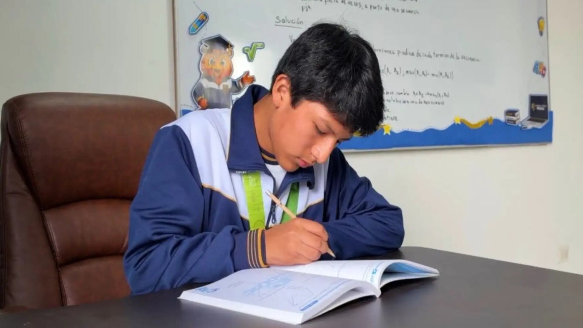 Escolar peruano de 15 años gana dos medallas de plata en olimpiadas de matemática y apunta a conseguir una beca para estudiar en el MIT
