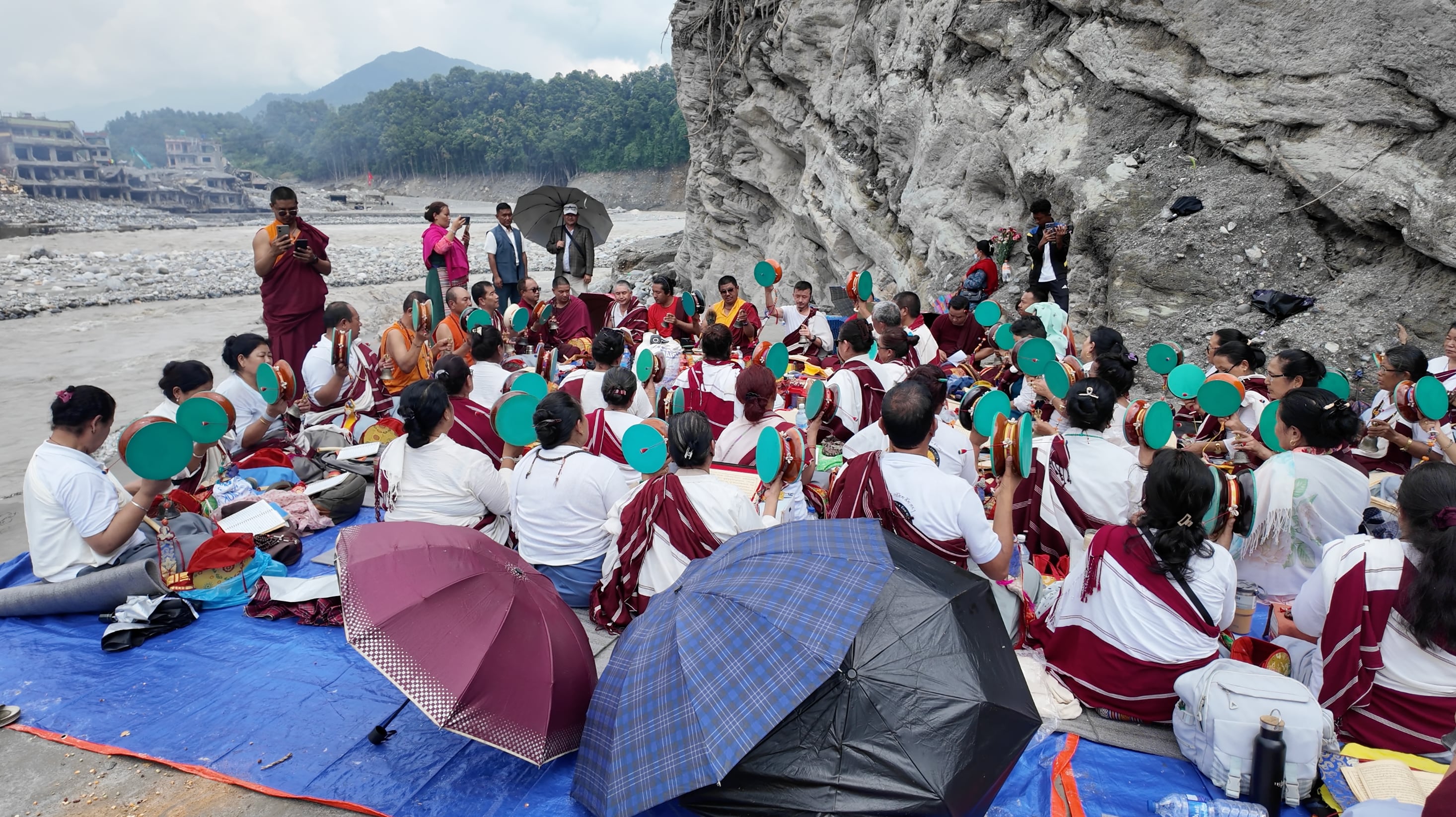 Los nepalís honran a sus muertos tras la tragedia