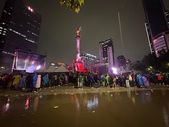 Así quedó el Ángel de la Independencia y Paseo de la Reforma tras la tormenta y festejos del México vs Chequia (Luz Coello/ Infobae México)