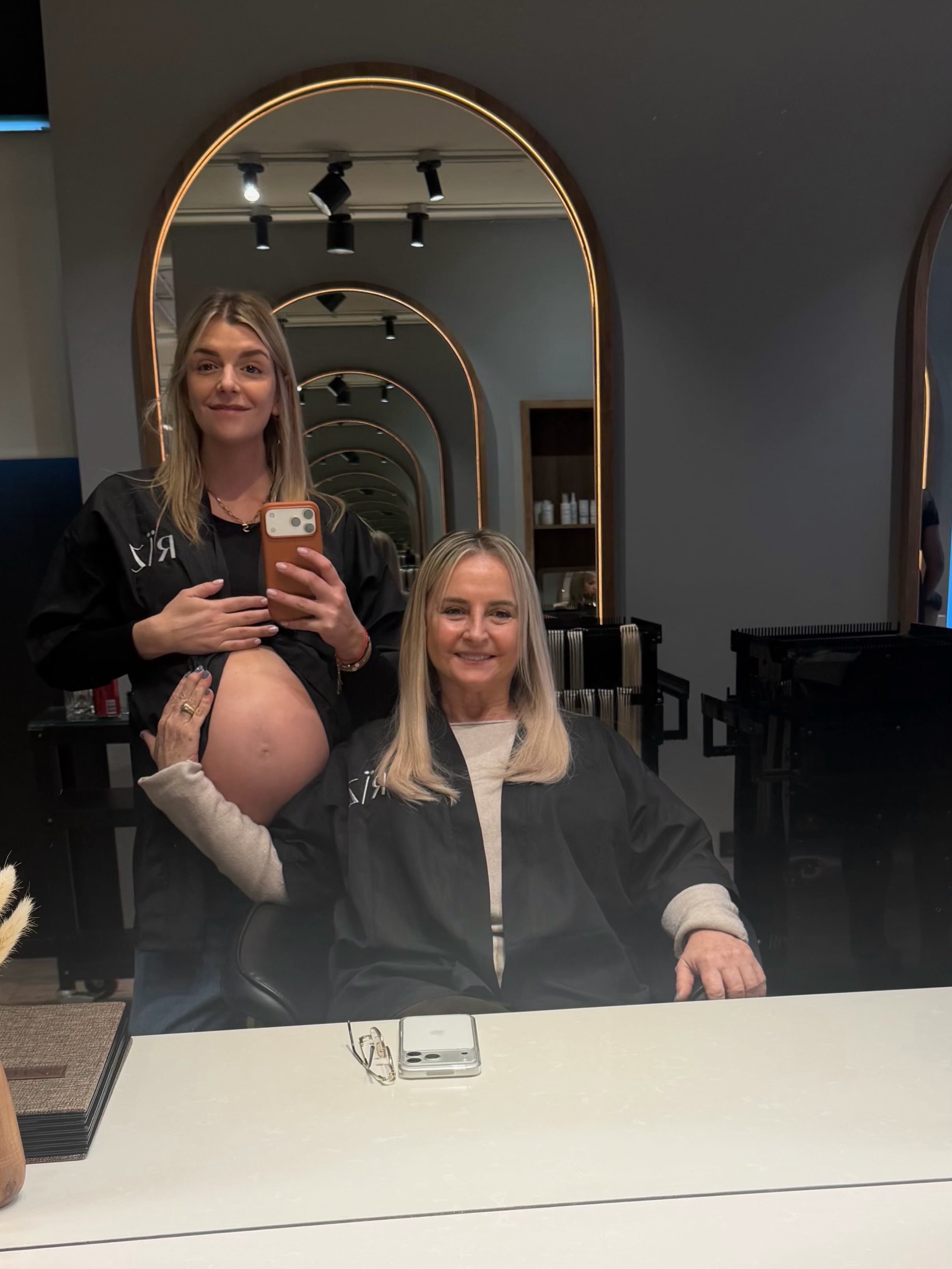 Sofía Aldrey posa embarazada junto a su madre