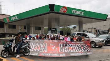El bloqueo a la terminal de Pemex en Santa María El Tule ya provoca desabasto de combustible en los Valles Centrales de Oaxaca. Crédito: Inteligencia Artificial
