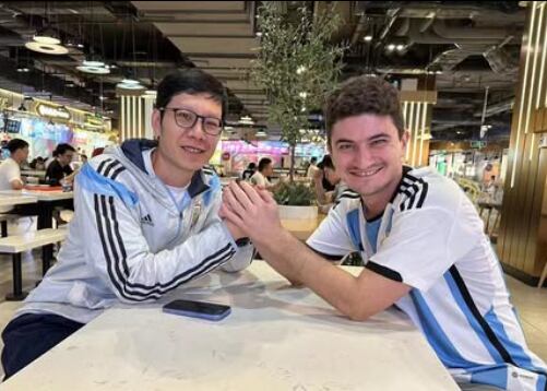 Santiago junto a su amigo chino Yineng, a quien todos apodan