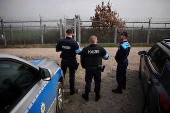 Agentes de la policía fronteriza de Frontex procedentes de Alemania y Grecia. (REUTERS/Stoyan Nenov)