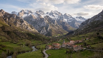 Cuevas, montañas y un queso de 37.000 euros: así es el pueblo asturiano que hay que visitar antes de que lo descubran todos