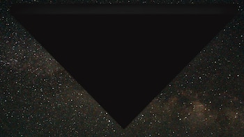 Un triángulo negro invertido sobre un fondo oscuro con numerosos puntos luminosos brillantes que simulan un cielo estrellado
