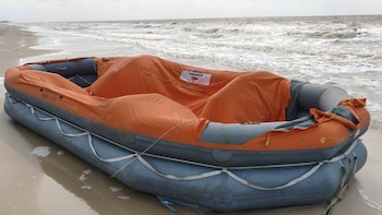 Aumentan a 64 los muertos por el naufragio de un barco frente a las costas de Indonesia