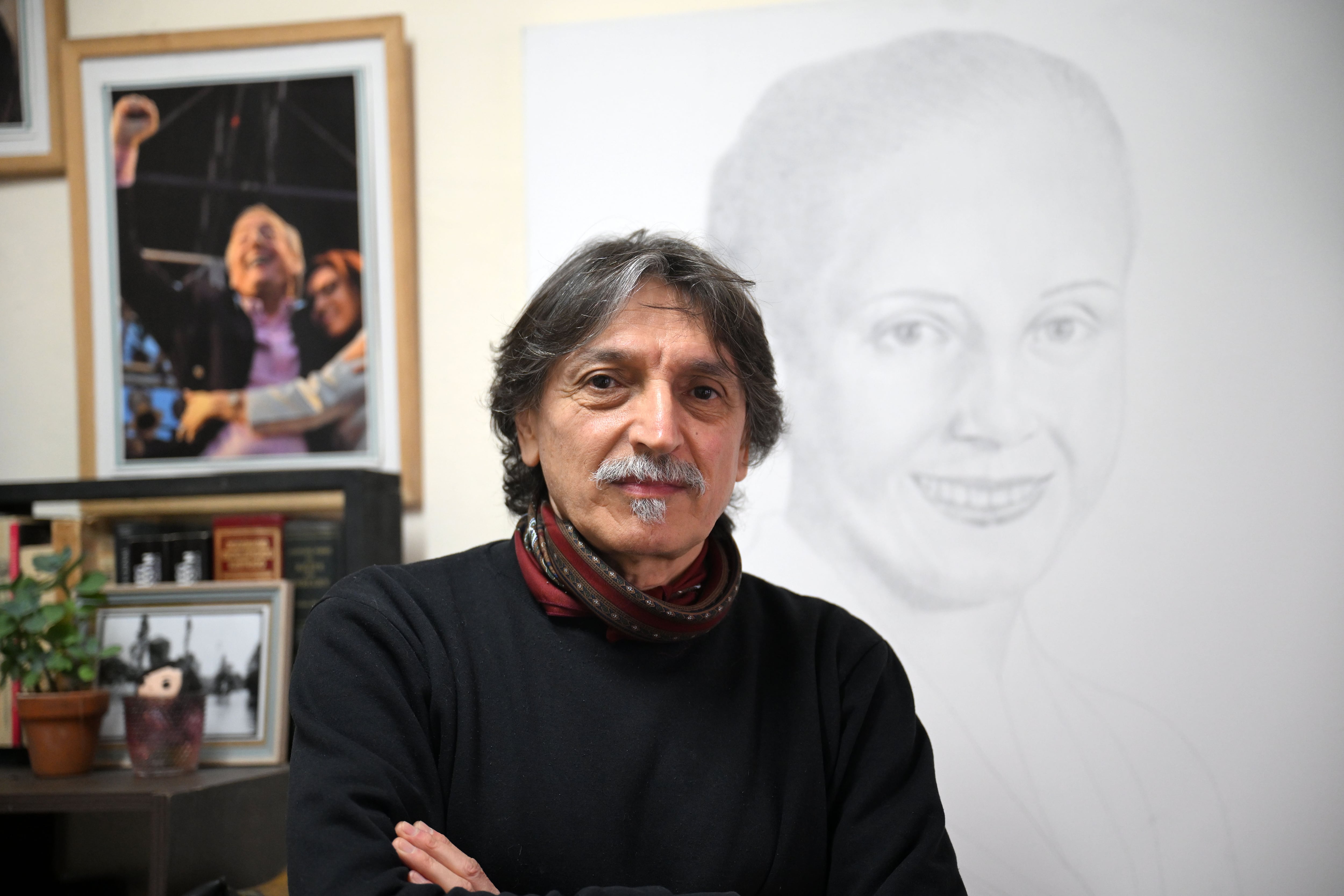 Raffo posa frente al dibujo que realizó de Eva Perón en el local del Partido Justicialista donde milita (Maximiliano Luna)