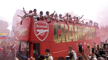 El Arsenal olvida la derrota en Champions por las calles de Londres