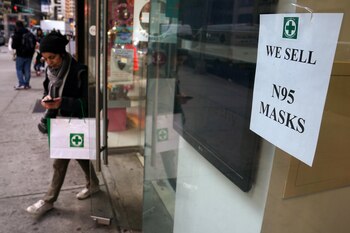 Una mujer sale caminando de