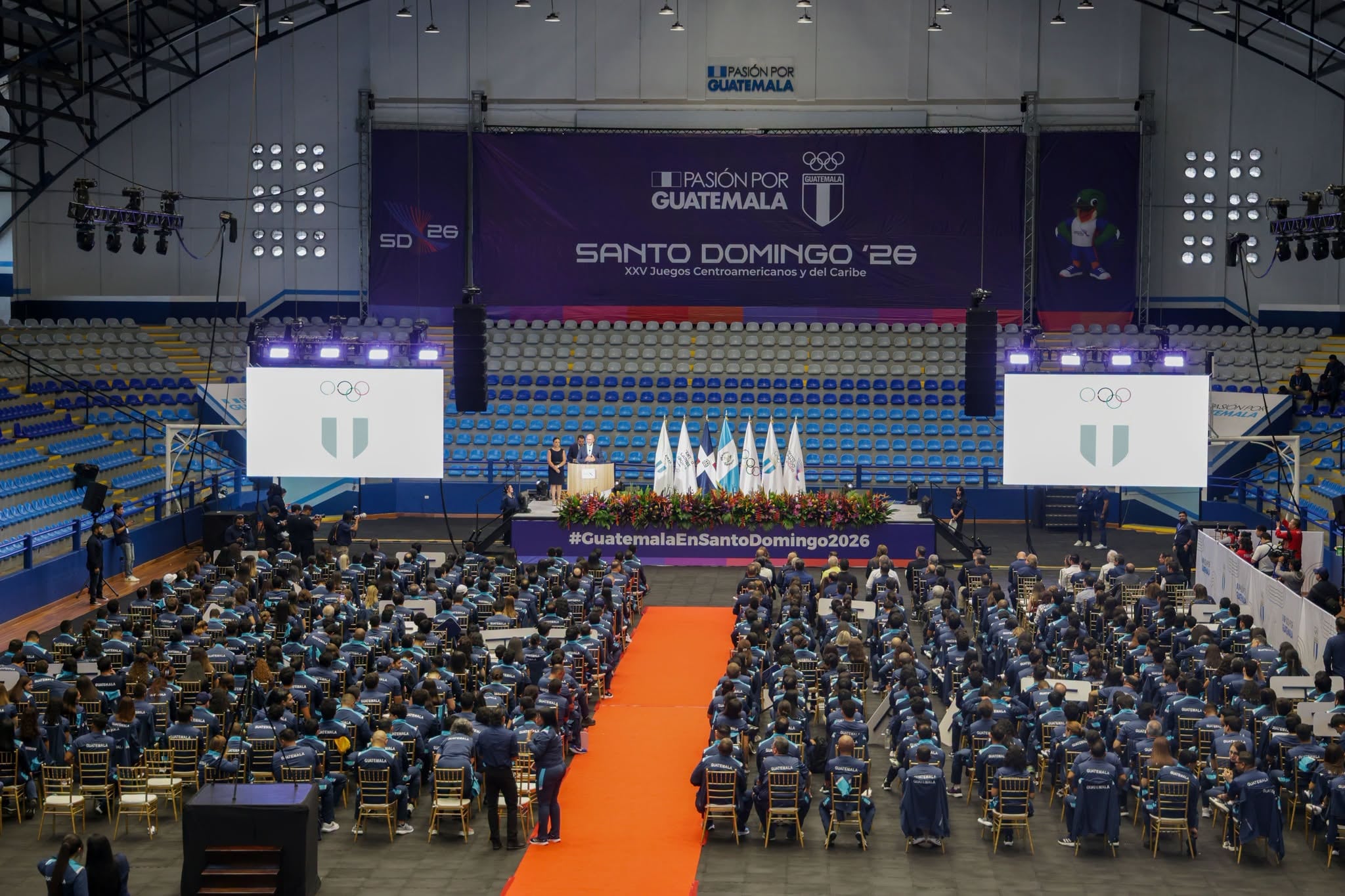 Una multitud uniformada asiste a la presentación oficial de la delegación de Guatemala para los XXV Juegos Centroamericanos y del Caribe Santo Domingo 2026. (CDAG)