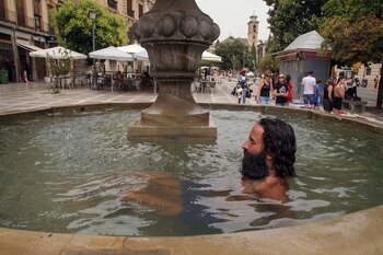 Un hombre se refresca en