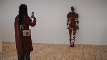 Una mujer toma una foto