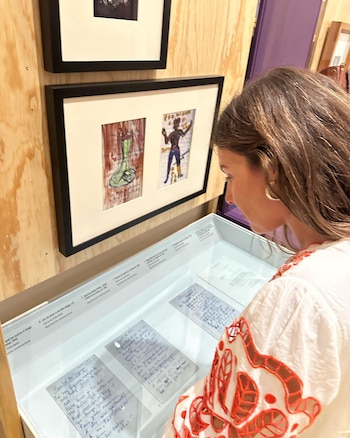 Pampita admirando las cartas de