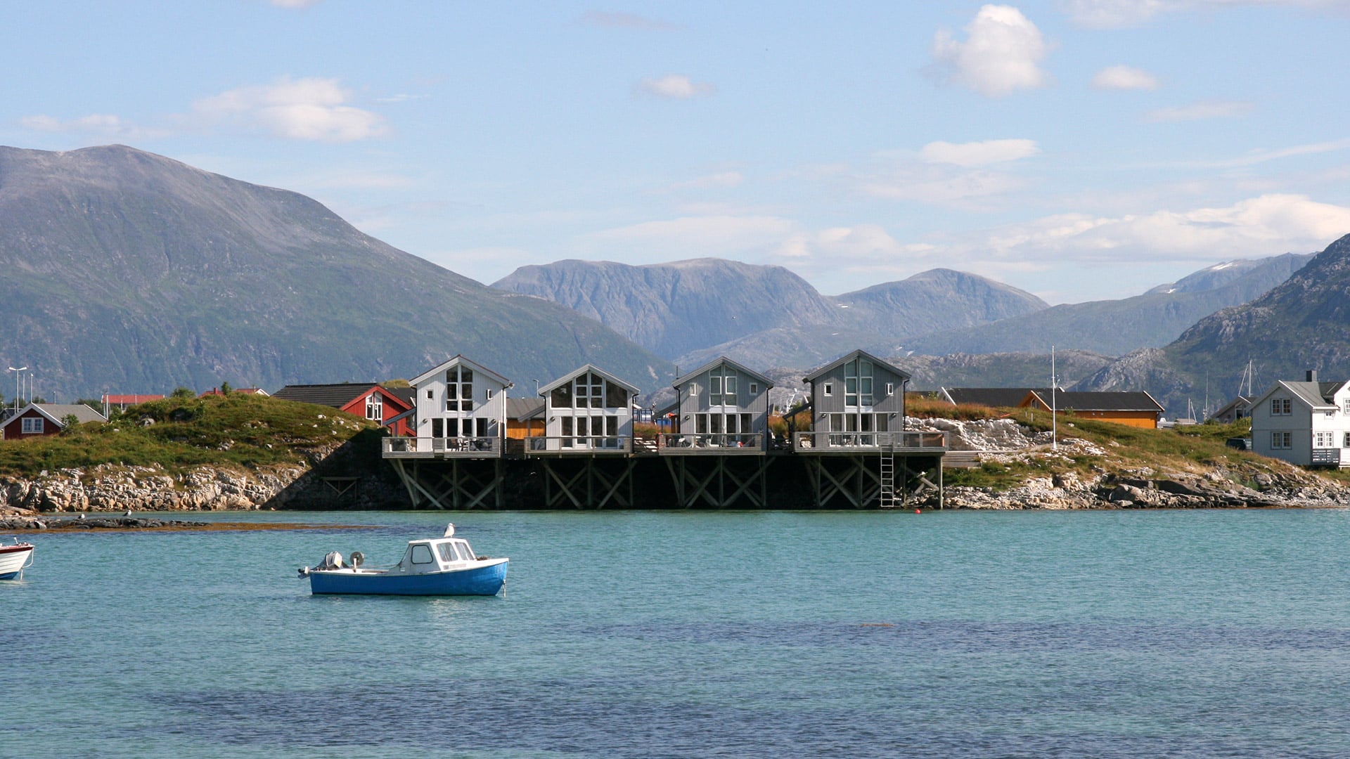 La isla noruega que propuso abolir el tiempo durante sus 69 días de sol ininterrumpido: “En verano, de todos modos ya vivimos sin horarios”