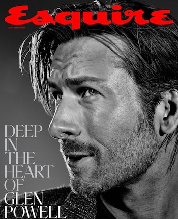 Retrato en blanco y negro de primer plano del actor Glen Powell con el logotipo rojo de Esquire en la parte superior