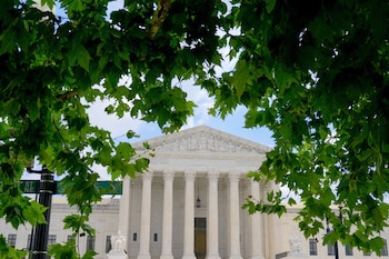La Corte Suprema de Estados Unidos declaró inconstitucional la orden ejecutiva de Donald Trump que buscaba restringir la ciudadanía por nacimiento. (AP foto/Mariam Zuhaib)