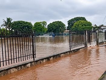 Las lluvias de este viernes provocaron inundaciones en diferentes sectores de Puerto Cortés, Cortés. La segunda avenida de Puerto Cortés figura entre los puntos afectados por las acumulaciones de agua. (Foto: Cortesía redes sociales)