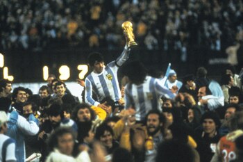 Daniel Passarella con el trofeo