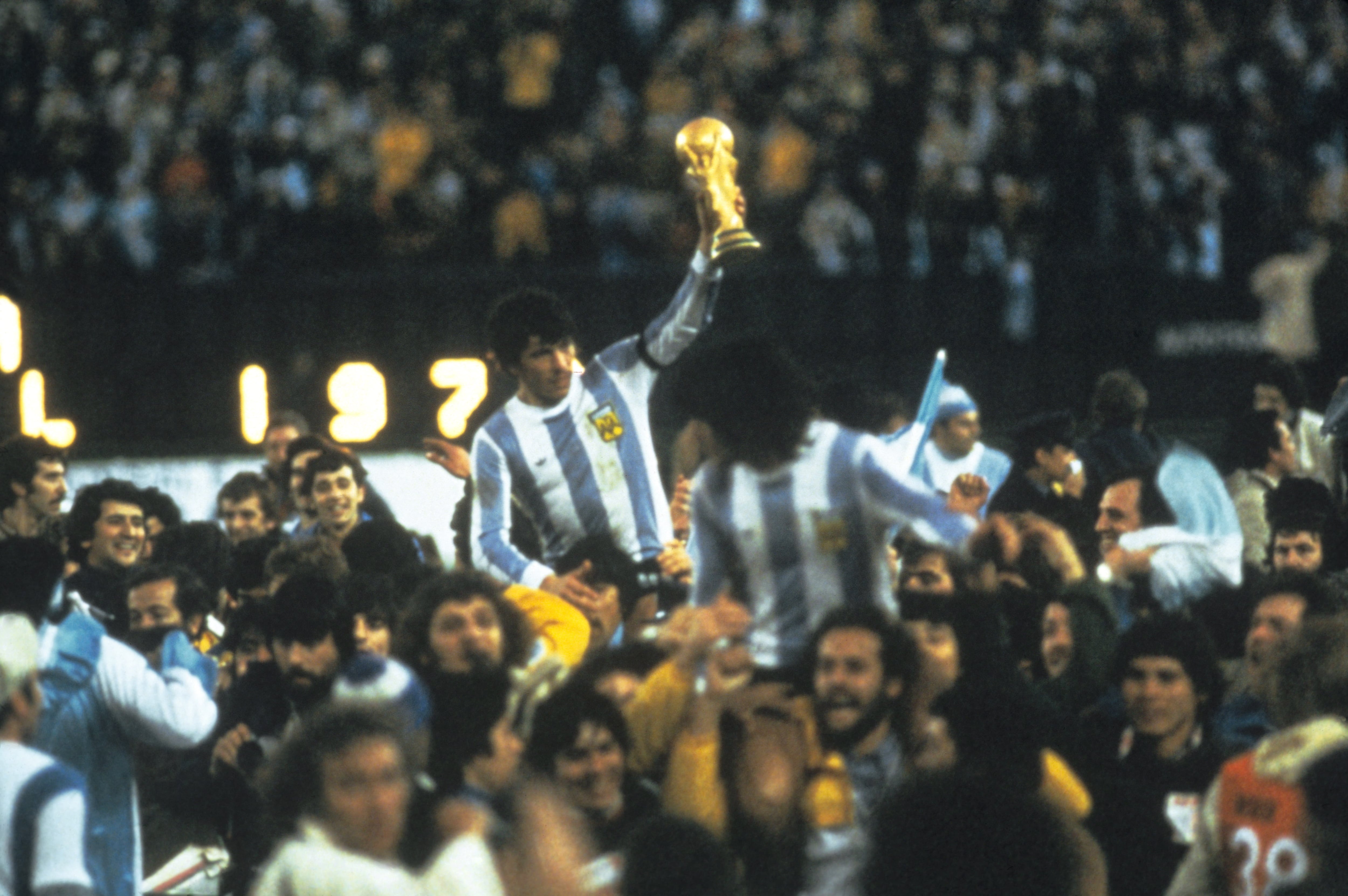 Daniel Passarella con el trofeo mundial ganado en la Copa del Mundo Argentina 1978 (EFE)
