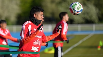 César Inga entrenándose con balón. - Crédito: FPF