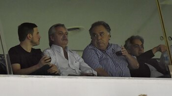 Alberto Fernández junto a su amigo Eduardo Valdez en la cancha de Vélez Sarsfield. (Télam)