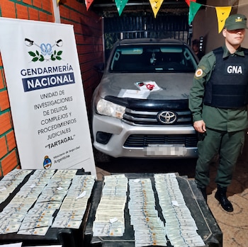 Durante el allanamiento en Salvador Mazza, la pareja del principal sospechoso arrojó un paquete con 65 mil dólares y teléfonos celulares