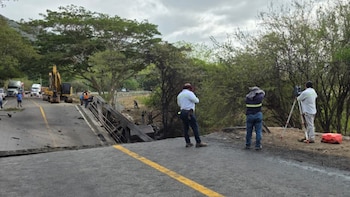 Despliegan maquinaria y técnicos tras el colapso del puente Güijo en Guatemala