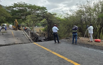 El CIV mantendrá cerrado el paso sobre la CA-9 Norte hasta nuevo aviso mientras avanza la evaluación estructural y la remoción de escombros.