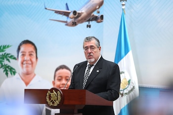 El presidente de Guatemala, Bernardo Arévalo de León, habla durante una rueda de prensa en el Palacio Nacional de la Cultura en Ciudad de Guatemala (Guatemala). EFE/ Mariano Macz