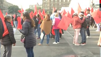 Los inconformes portan banderas rojas