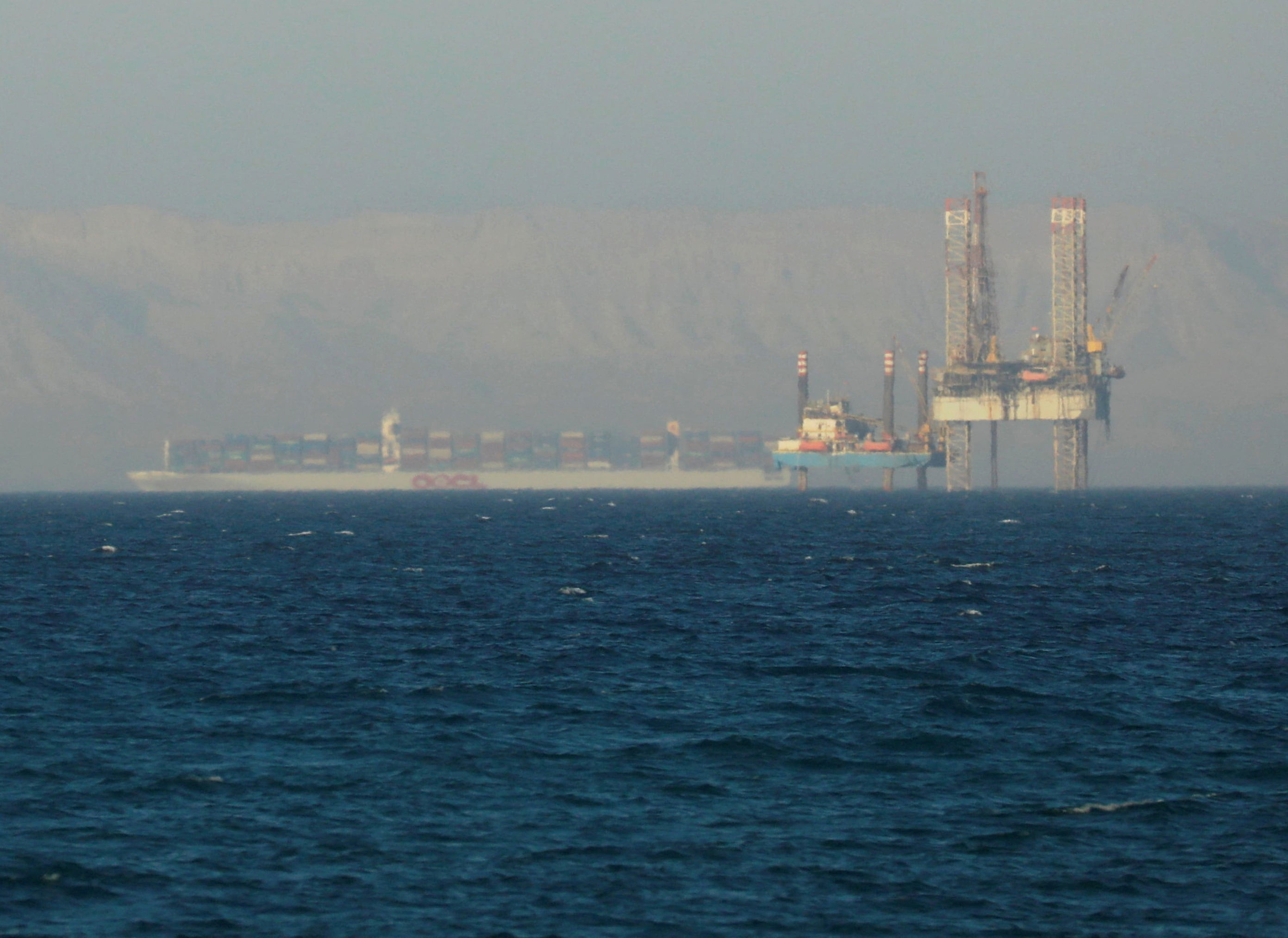 FOTO DE ARCHIVO: FOTO DE ARCHIVO: Un buque portacontenedores cruza una plataforma petrolera en el Golfo de Suez hacia el Mar Rojo antes de ingresar al Canal de Suez, en las afueras de El Cairo, Egipto, el 1 de septiembre de 2020 (REUTERS/Amr Abdallah Dalsh/Foto de archivo)