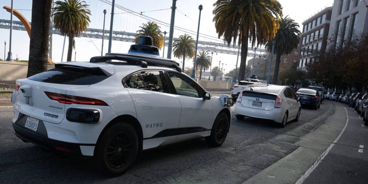 Las operaciones de Waymo también se ven afectadas en autopistas de Miami, Phoenix, Los Ángeles y el área de la bahía de San Francisco por obras y mejoras de software (X)
