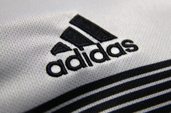 El logo de Adidas en