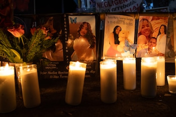 Fotografía que muestra carteles con imágenes de las víctimas de la discoteca Jet Set durante una vigilia este martes, al conmemorarse un año de la tragedia que causó la muerte de 236 personas y dejó heridas a más de 180 en Santo Domingo, República Dominicana. (EFE/Orlando Barría)