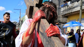 La Iglesia católica de Honduras pide una “paz desarmada” durante el Viacrucis en Tegucigalpa