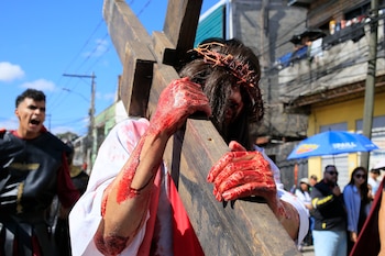 Una persona que representa a Jesús participa en el viacrucis de Semana Santa este viernes, en Tegucigalpa (Honduras). EFE/ Gustavo Amador