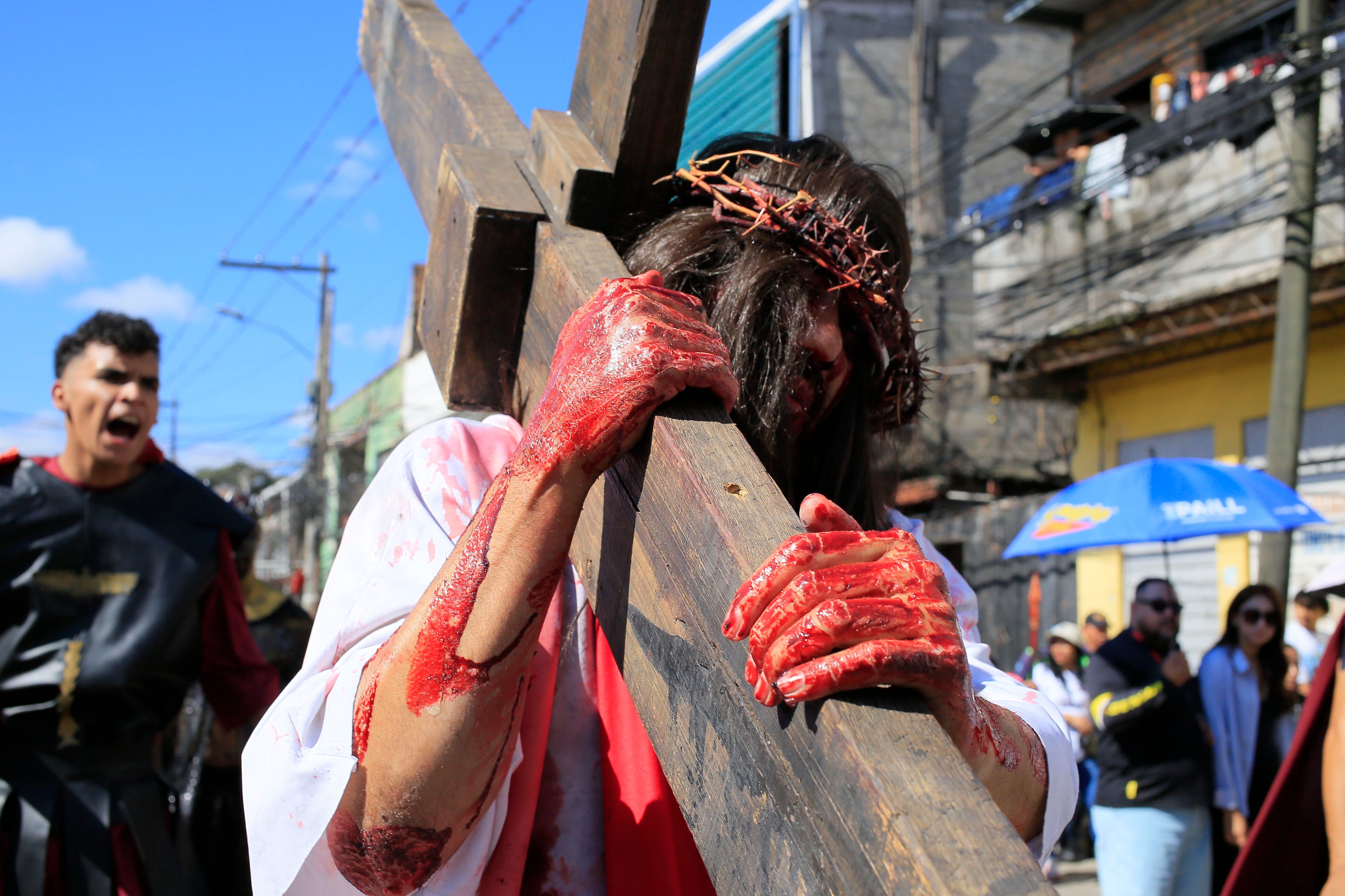 La Iglesia católica de Honduras pide una “paz desarmada” durante el Viacrucis en Tegucigalpa