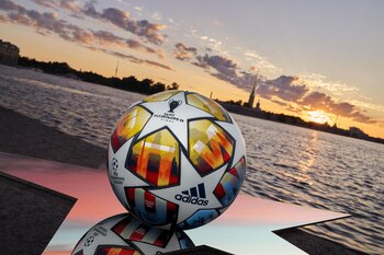 13-12-2021 Adidas presenta el balón para las eliminatorias de la 'Champions'.
El fabricante alemán de ropa y material deportivo adidas ha presentado este lunes el balón oficial para las rondas eliminatorias de la Liga de Campeones.
DEPORTES
ADIDAS