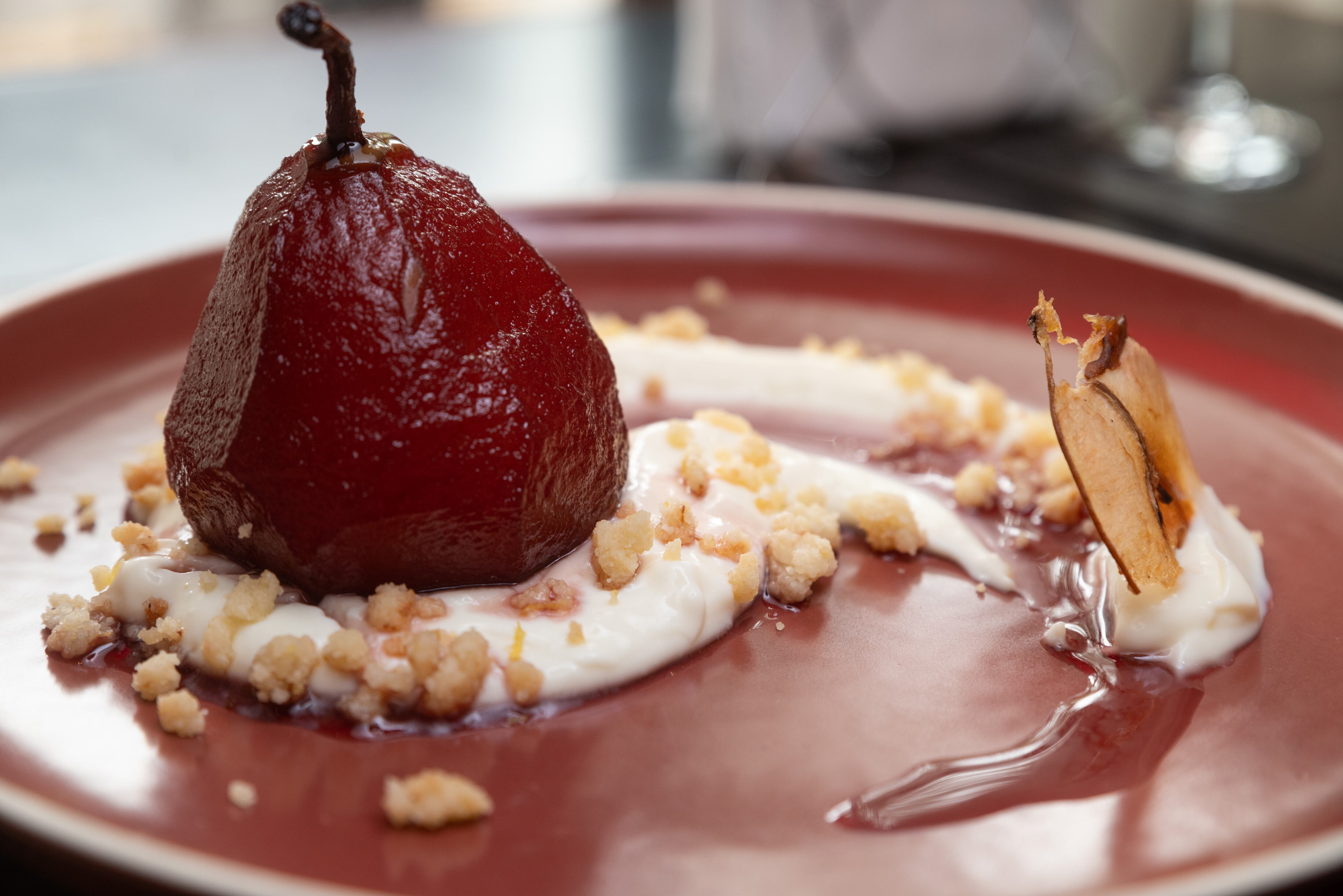 Peras al vino tinto (Adobe Stock)