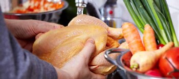 Aunque lavar los ingredientes de la comida suele ser bueno, en el caso el pollo no es la mejor opción. (Canva / Bachoco)