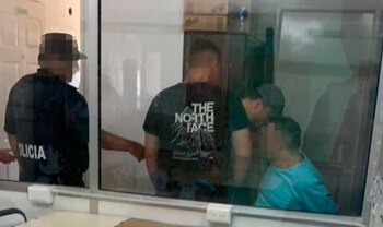 Uno de los detenidos, prófugo