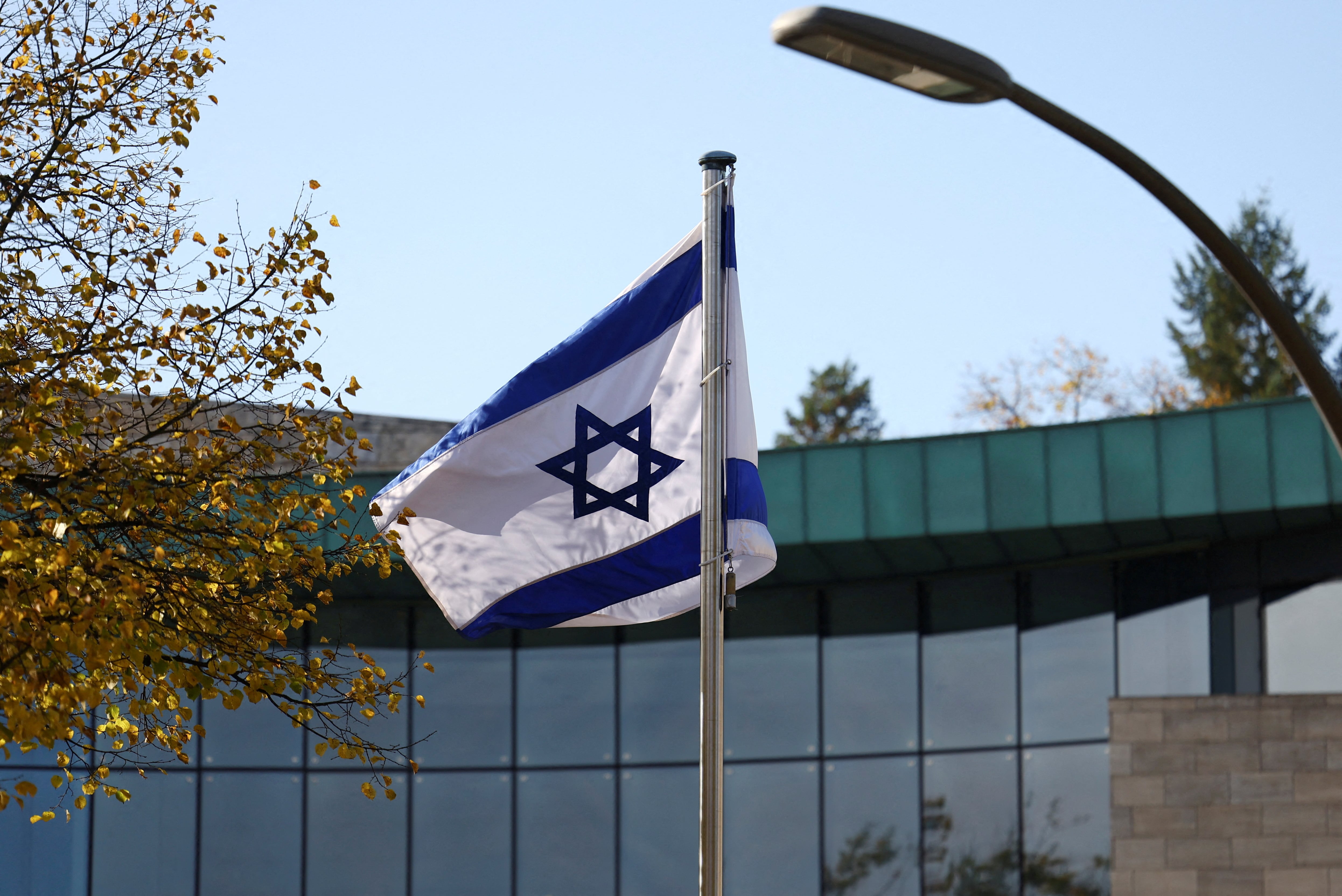 FOTO DE ARCHIVO: Una bandera israelí ondea mientras la policía asegura el área de la embajada de Israel en Berlín, Alemania, el 20 de octubre de 2024
REUTERS/Lisi Niesner/Foto de archivo