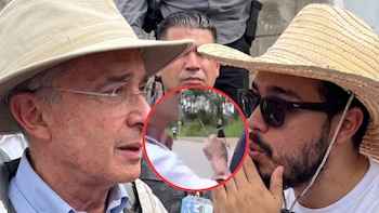 Video | Mural contra Álvaro Uribe: acusan a hombre de atacar con un arma cortopunzante a simpatizantes del expresidente