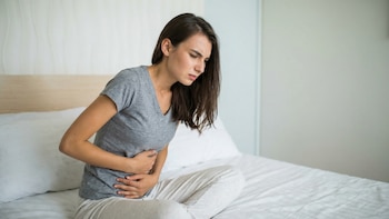 El hábito nocturno que recomiendan los gastroenterólogos para mejorar la digestión y evitar el estreñimiento